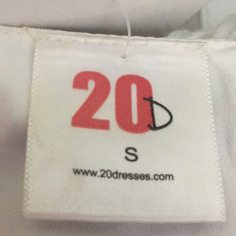 20 DRESSES Cropped Tank Top - Picture 3 of 4